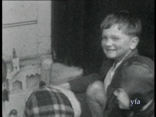 Hull street scene of boy playing with a fort in 1950.