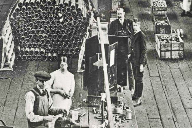 Workers at Dick, Kerr's & Co. munitions factory in Preston during WW1.  A pile of shells can be seen in the background.