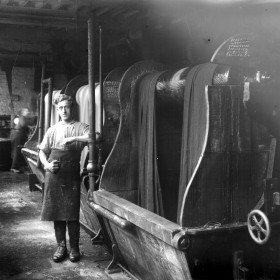 Dyeing Machine and Worker