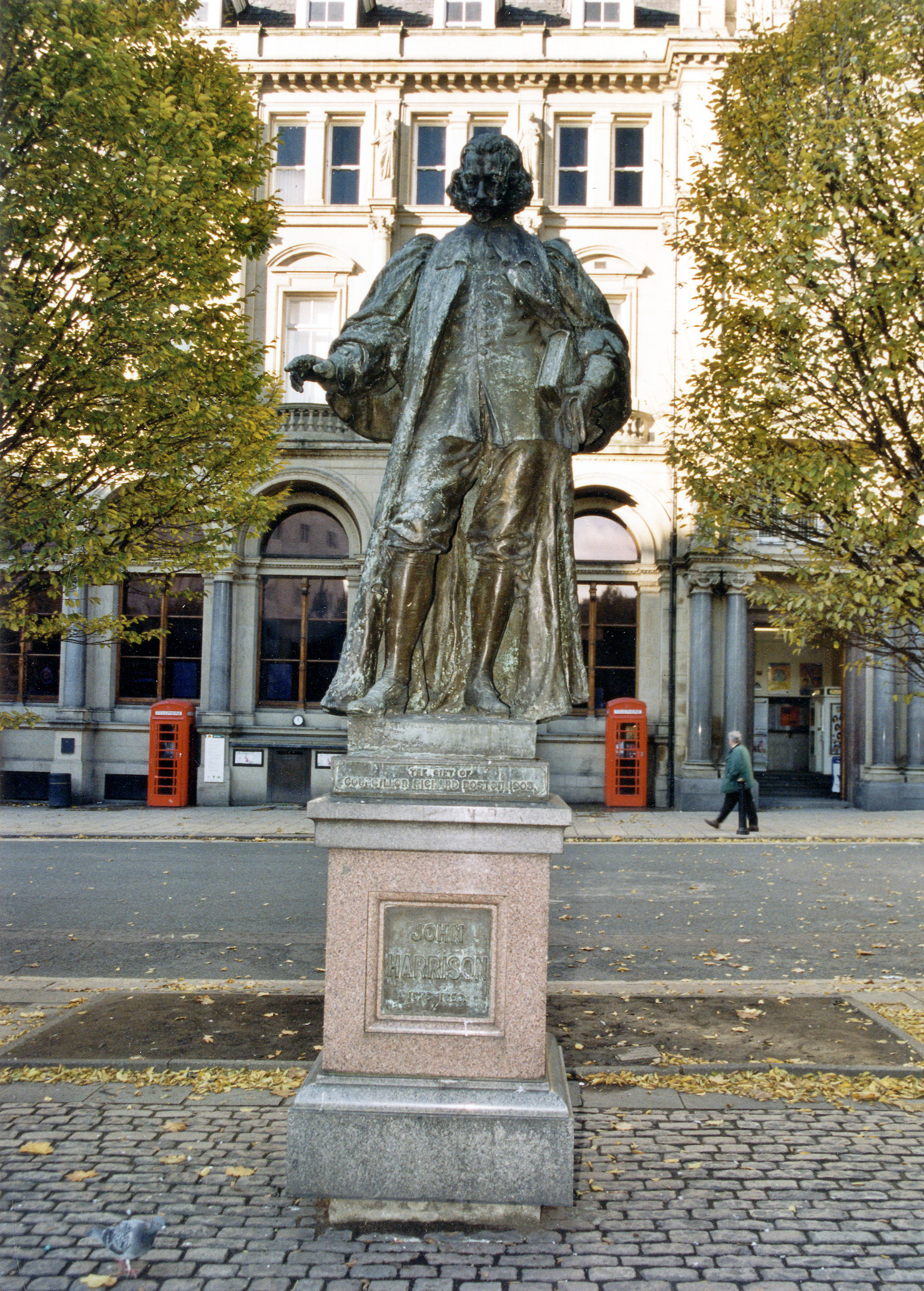 Photograph of a statue of John Harrison on a city street in Leeds