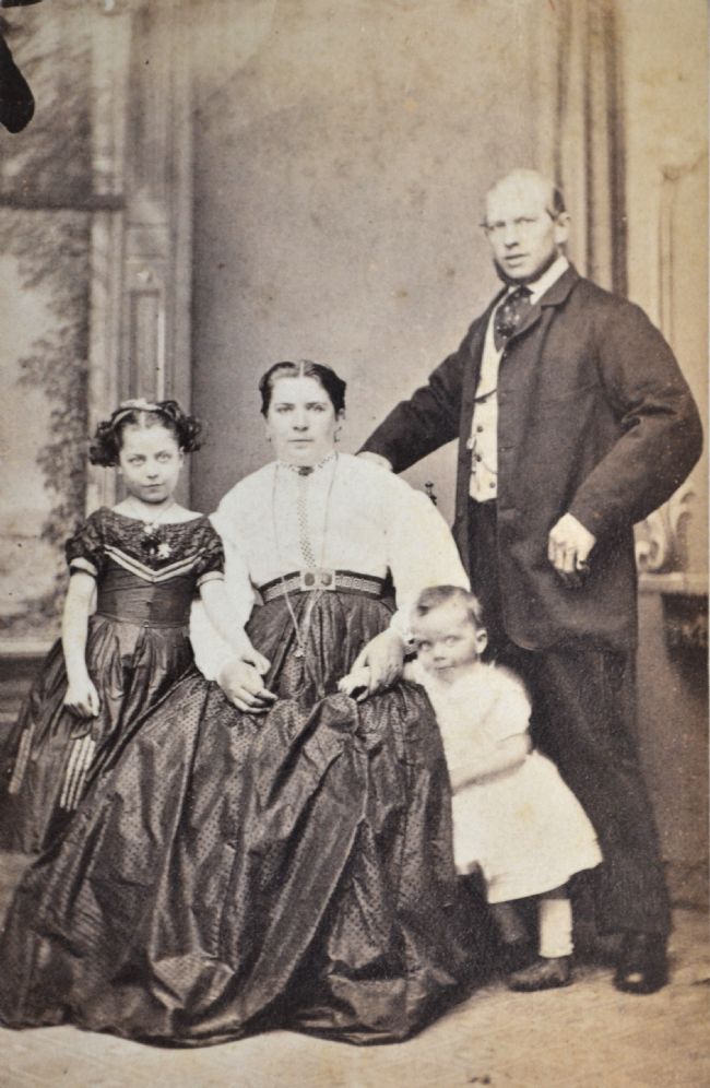 Photograph of family portrait of Mr and Mrs Georg Friedrich Hohenrein of Hull with their family