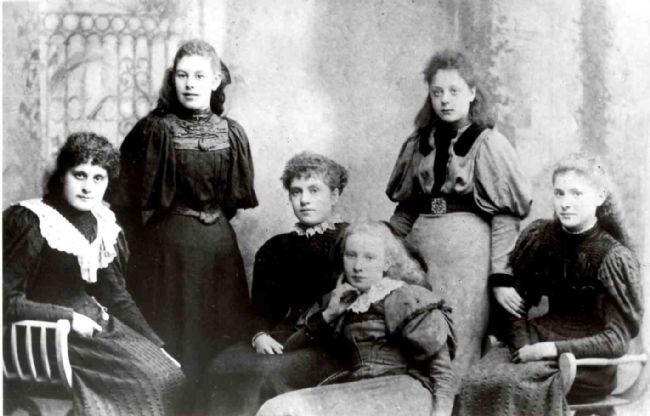 Photo of Manchester sales staff 1898.