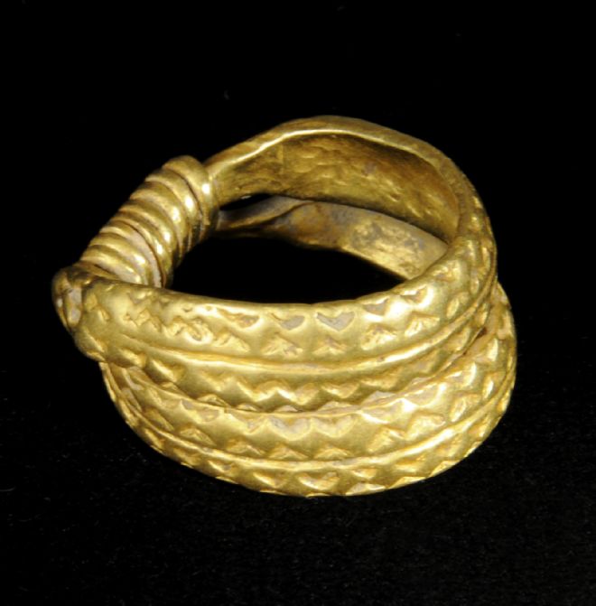 Perfectly preserved gold ring with two bands of gold printed with a triangle design