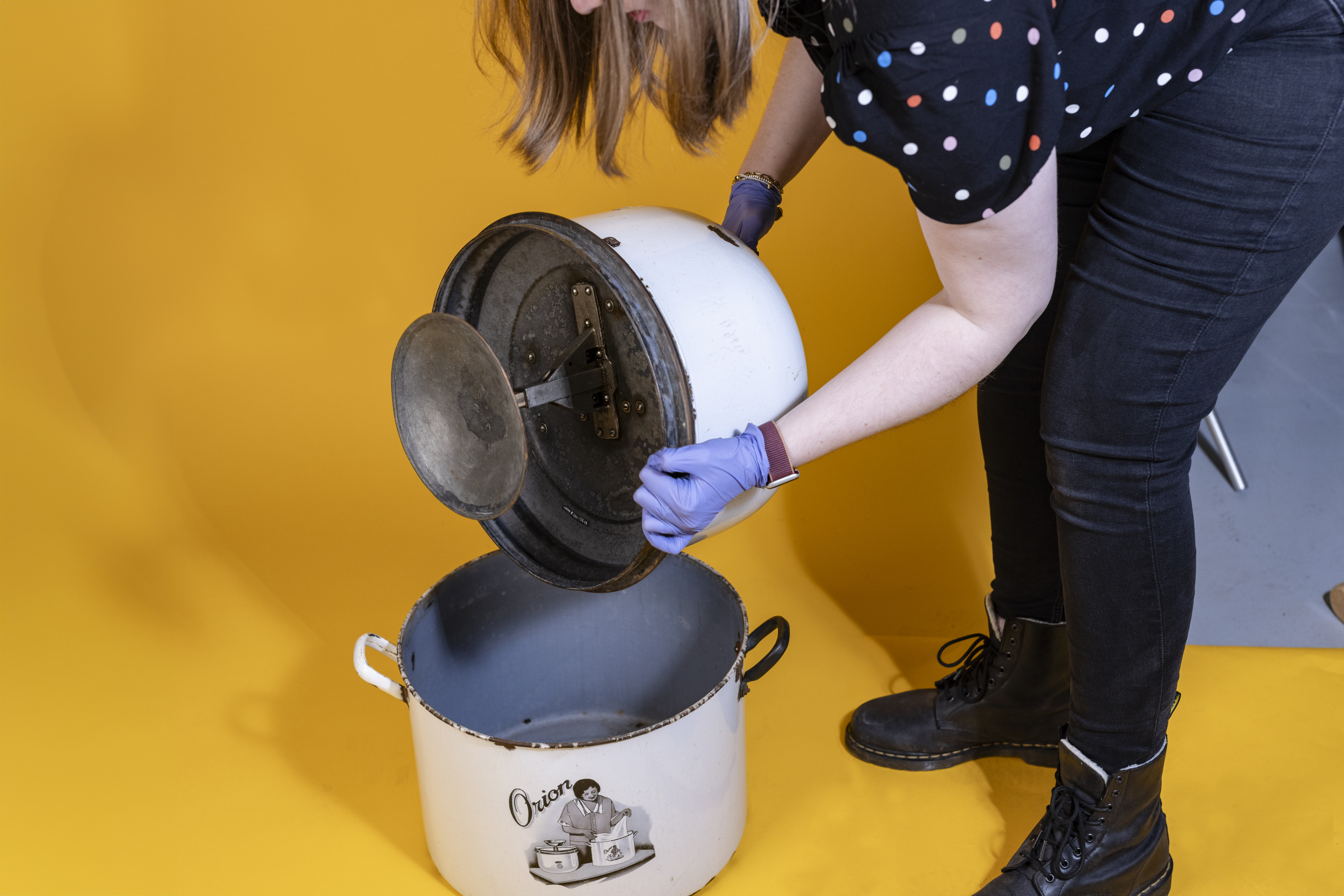 Tabletop hand powered washing machine