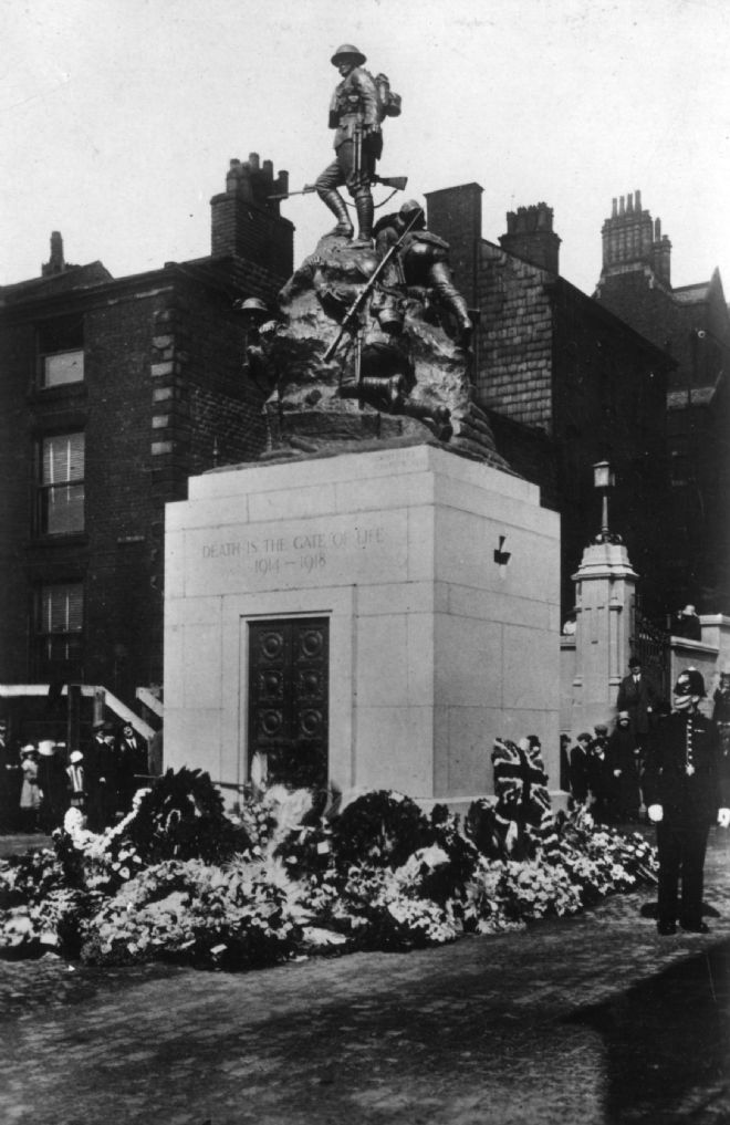 Black and white photograph of Oldham War Memorial