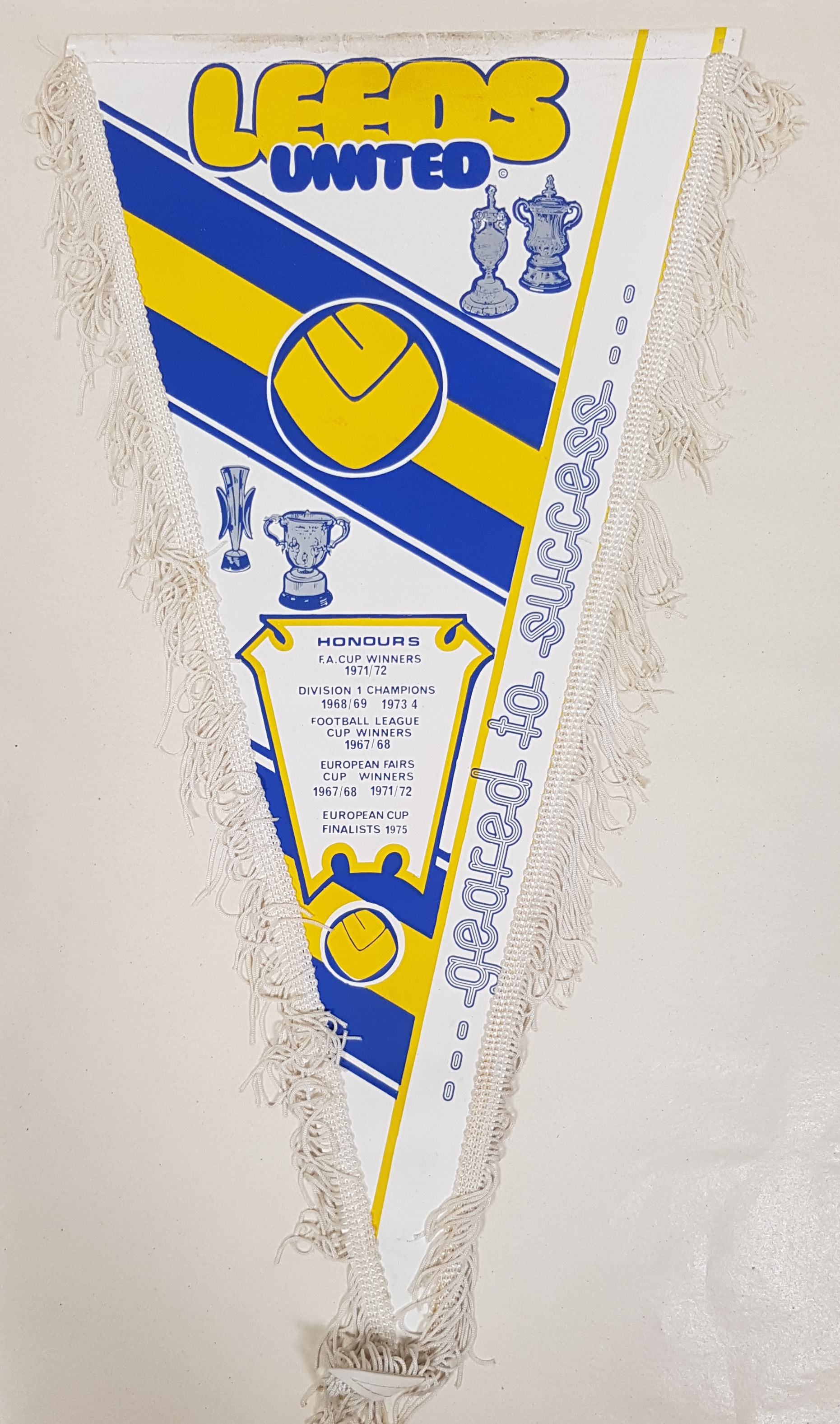 Pennant with a white background and a design in blue and yellow
