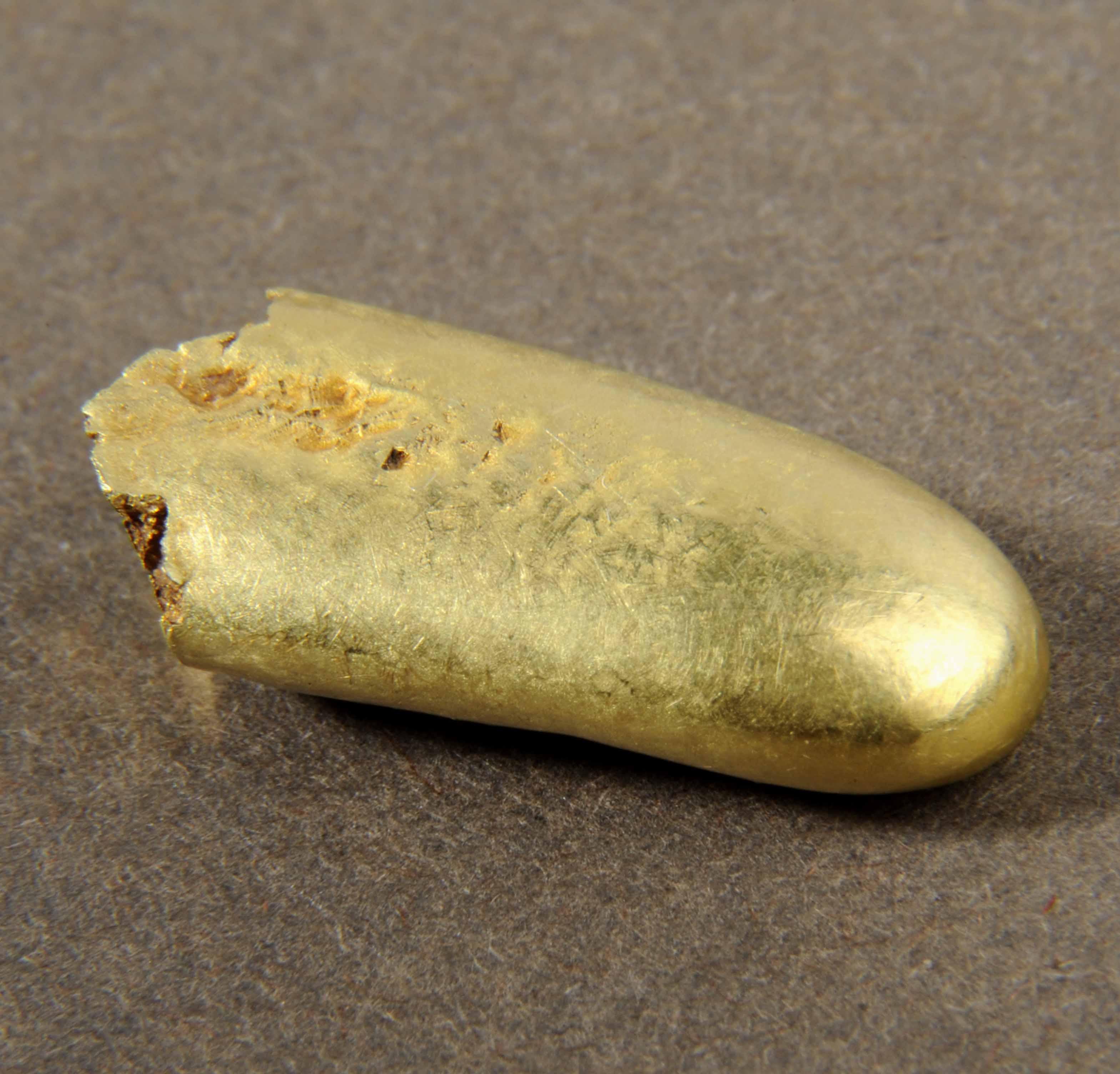Small lump of gold, shaped like the end of a finger
