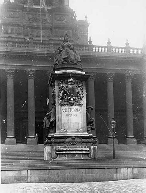 The Queen Victoria Memorial in its original home in front of the Town Hall, Leeds