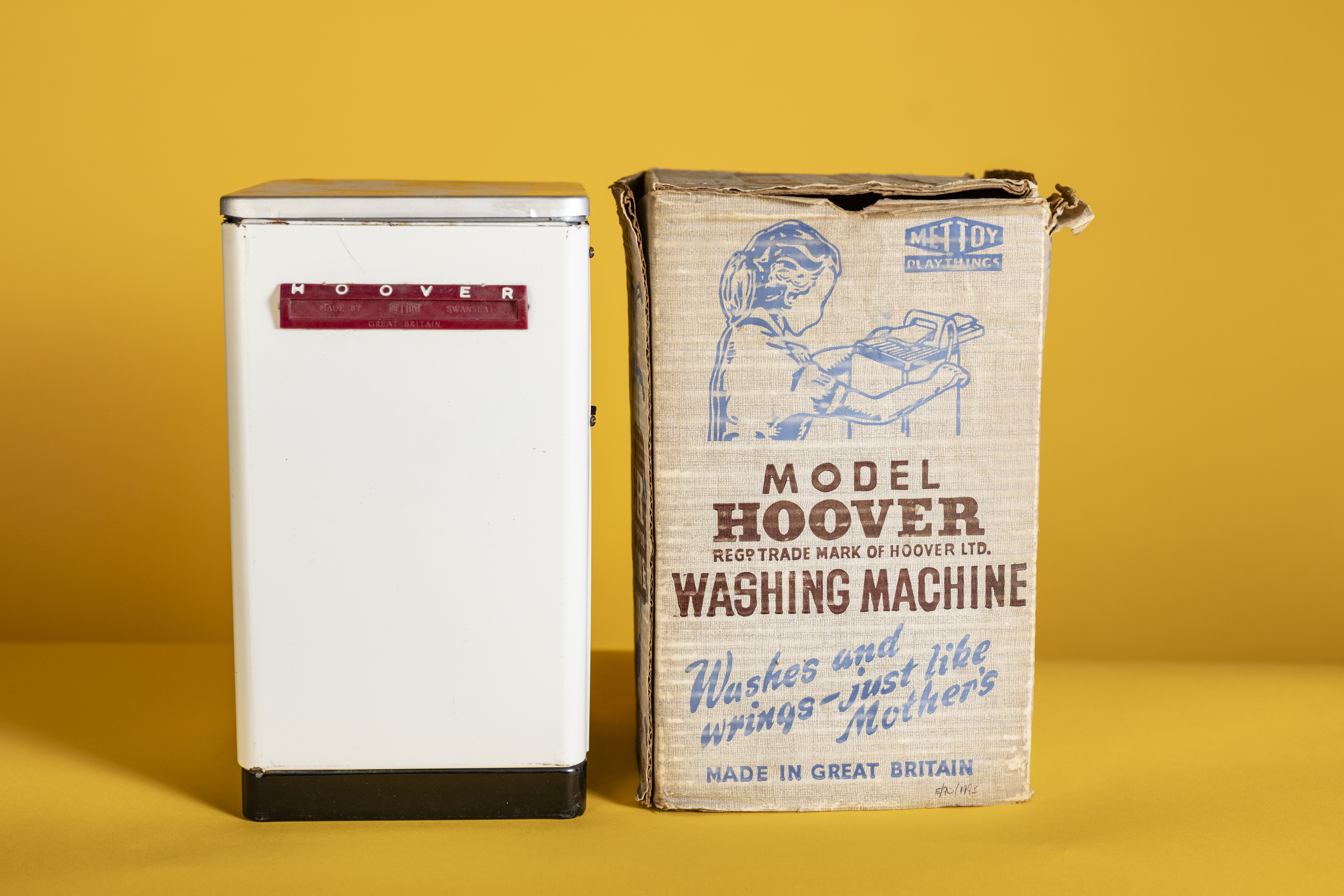 Toy washing machine with packaging aimed at young girls